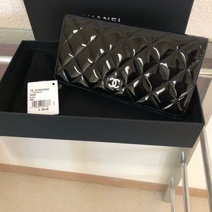 AUTH! CHANEL QUILTED PATENT LEATHER BIFOLD WALLET